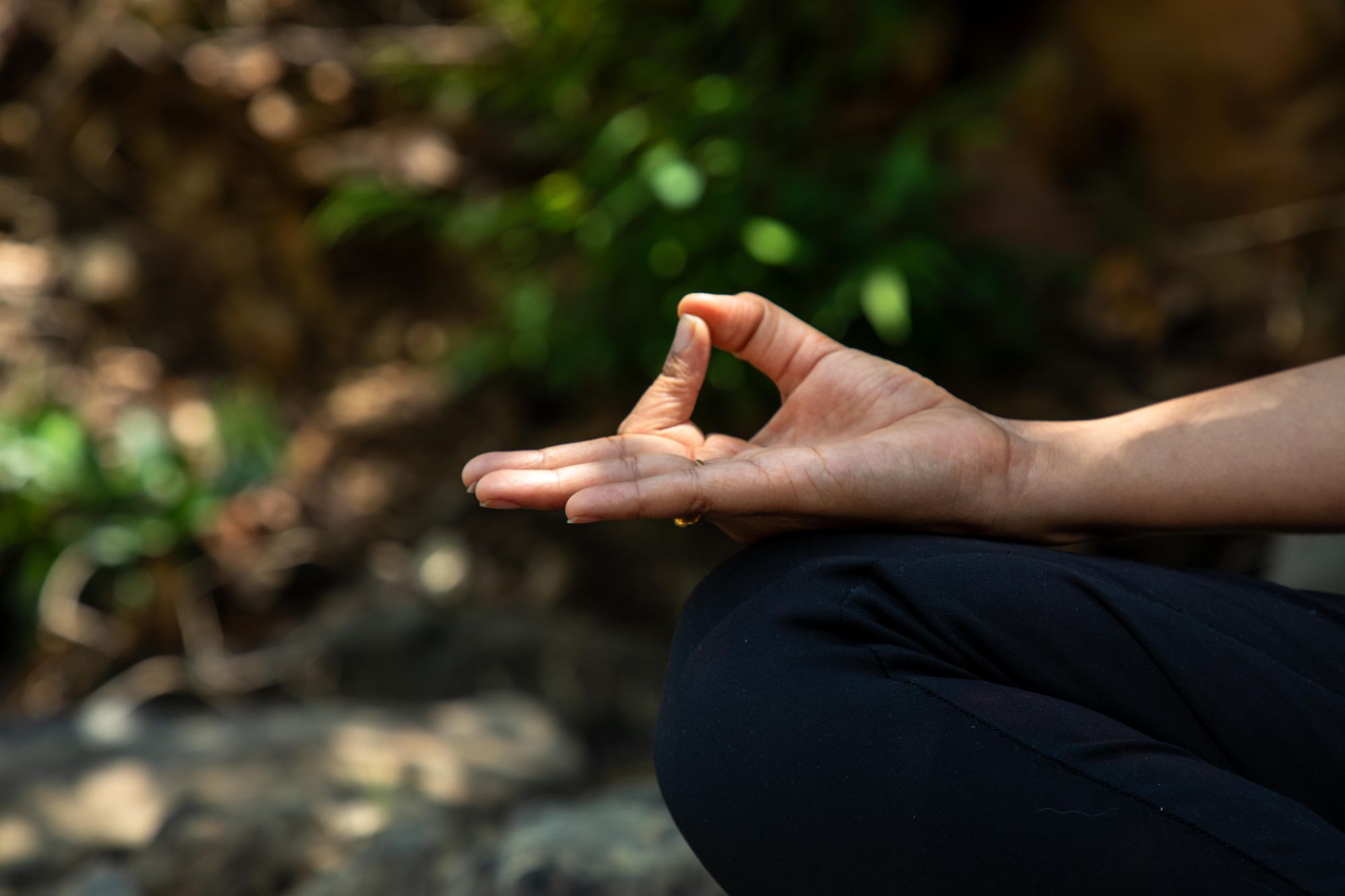 En hand i lugn meditationsställning utomhus