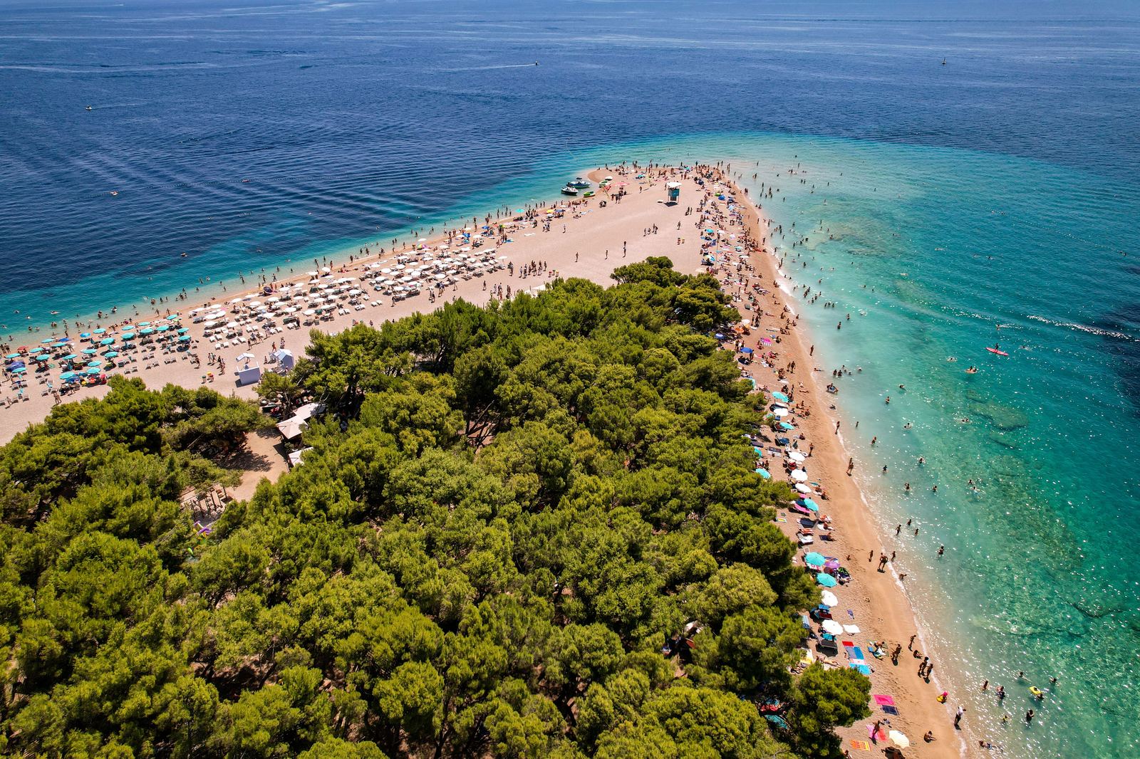 En lugn sandstrand med turkost vatten
