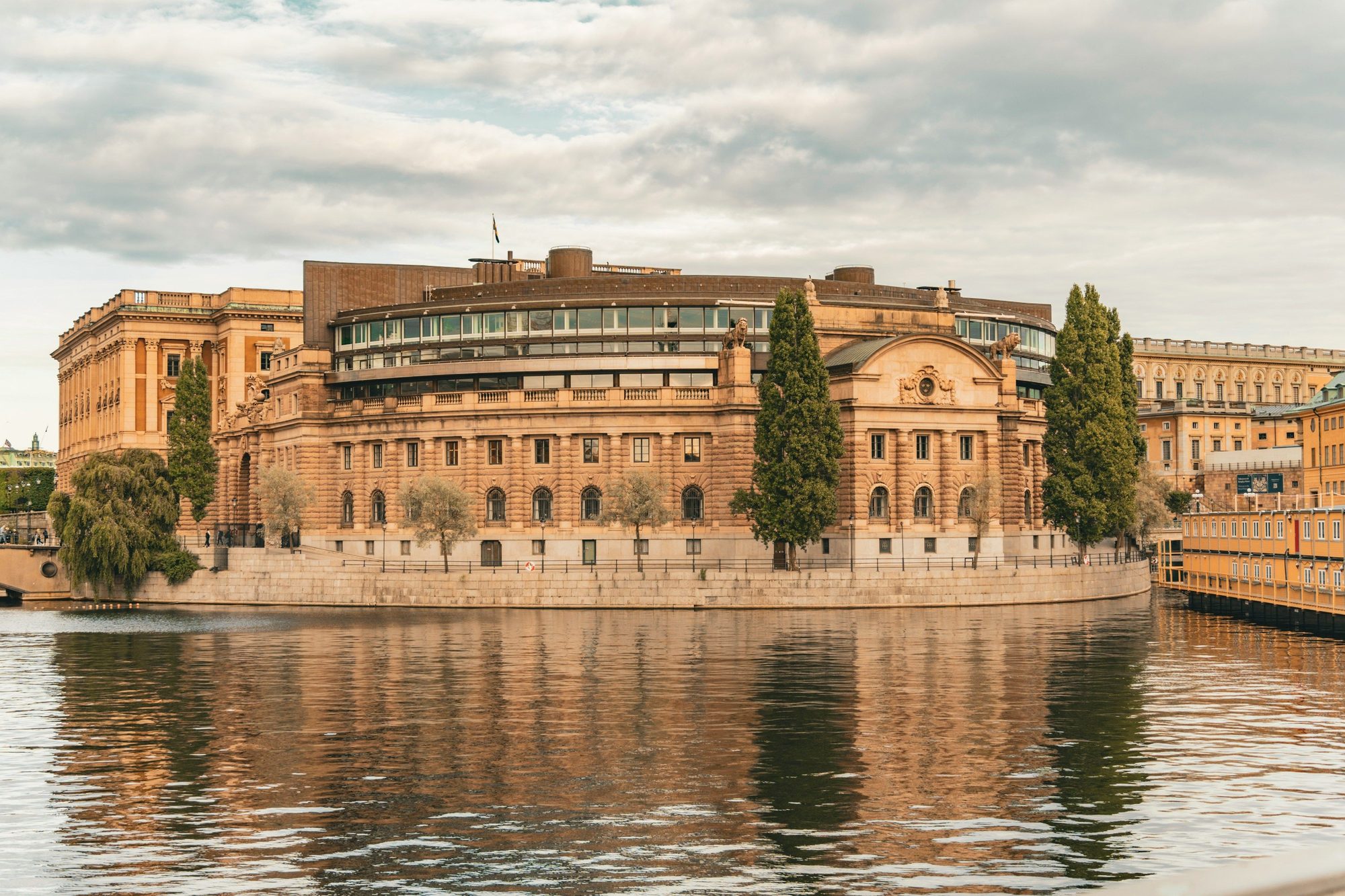 Riksdagshuset på Helgeandsholmen i Stockholm, speglat i vattnet